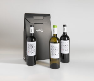 Lote Navideño Nº 107 con Mala Vida Tinto y Blanco en estuche Arraez de 3 botellas