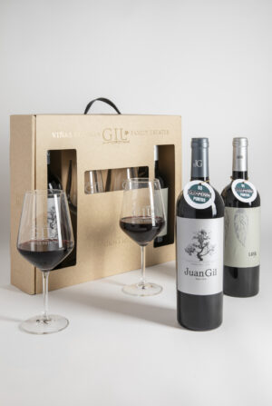 Lote Navideño Nº 113 con Juan Gil 12 Meses, Laya Roble y estuche regalo con 2 copas