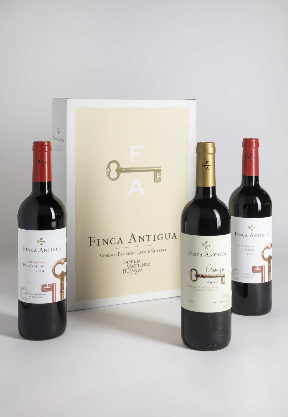 Lote Navideño Nº 116 con Finca Antigua Único, Petit Verdot y Syrah en estuche de 3 botellas