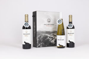 Lote Navideño Nº 118 con dos botellas de 992 y Gewürztraminer Finca Río Negro en estuche de 3 botellas