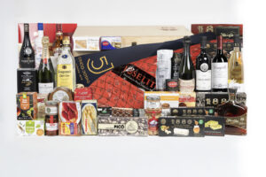 Lote Navideño Nº 2 – Baúl de Madera con selección de vinos, destilados, jamón ibérico y productos gourmet.